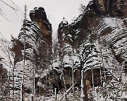 Fensterturm und rechts daneben die Schartenwand